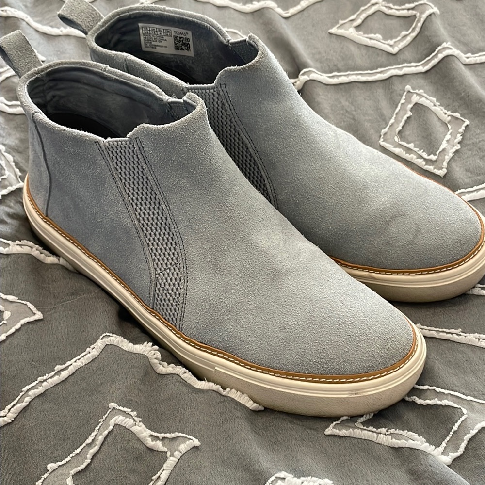 Men’s powder blue suede Toms slip on sneaker